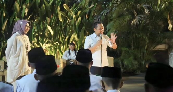 
					DISAMBUT: Bupati dan Wakil Bupati Lumajang menyambut para paskibraka dalam Gala Dinner. (foto: Asmadi)