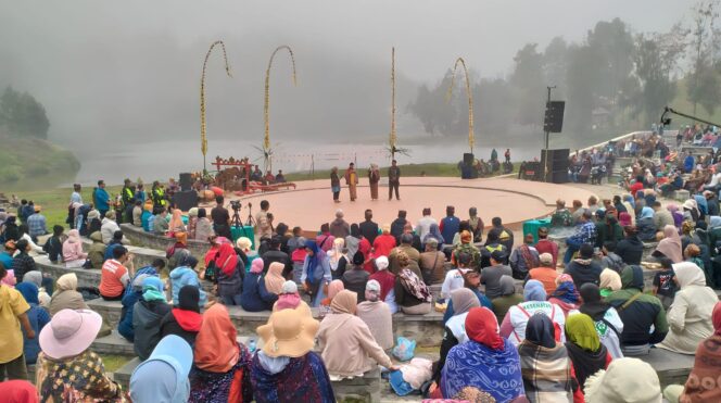 
					KEARIFAN LOKAL: Tengger Festival di Ranupani Lumajang tersaji di gelanggang terbuka. (foto: Asmadi)