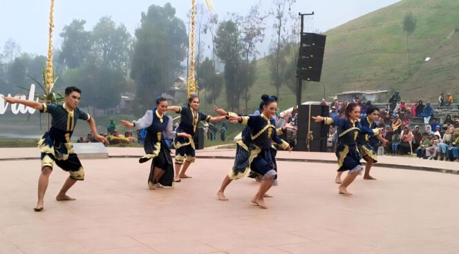 
					KHAS TENGGER: Salah satu tarian yang ditampilkan dalam Festival Tengger di amfiteater Desa Ranupani, Senduro,  Lumajang. (foto: Asmadi)
