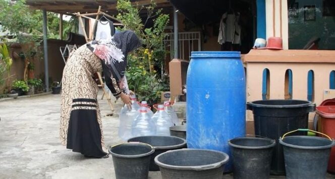 
					KRISIS AIR BERSIH: Seorang warga Desa Jatisari, Lumajang, sedang mengisi galon untuk kebutuhan air bersih. (foto: Asmadi)