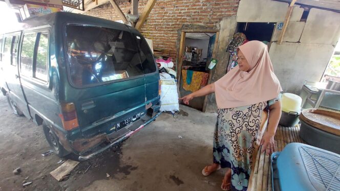 
					Lugihati pemilik motor menunjukkan lokasi motornya yang raib