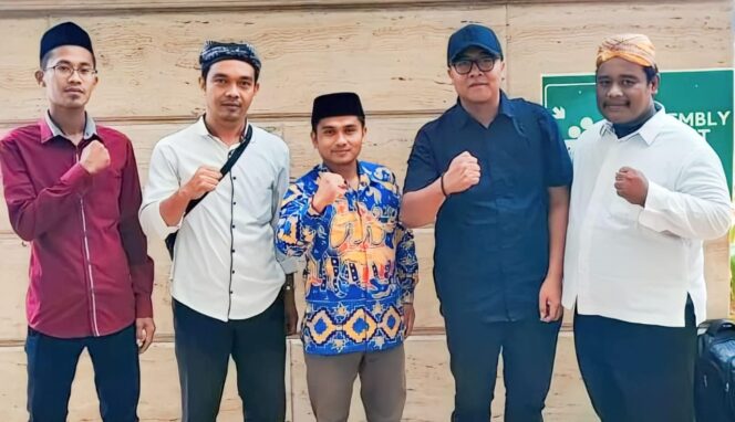 
					BARU: Lima komisioner Bawaslu Kab. Probolinggo yang baru. Searah jarum jam: Ubaidillah, Yonki Hendriyanto, Tola Ediy, Ach. Mawardi Askiya dan Sipuadi. (foto: Ali Ya'lu).