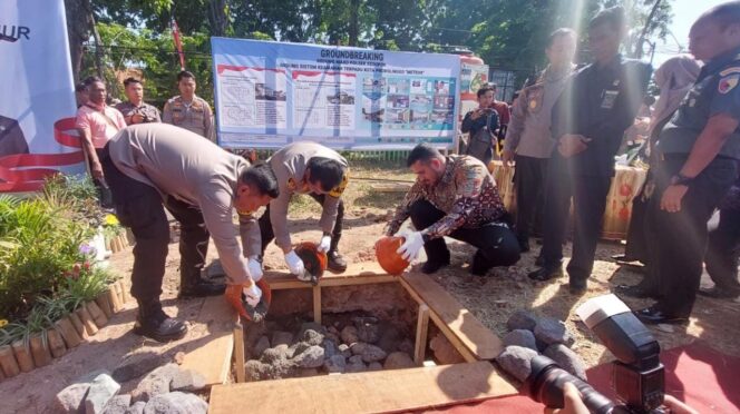 
					Kapolda-Walikota Probolinggo ‘Groundbreaking’ Gedung Meteor dan Mapolsek Kedopok.