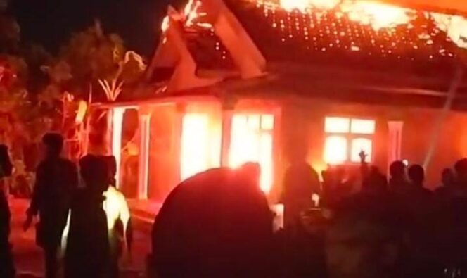 
					LUDES: Rumah Suparman (60), warga Desa Banyuanyar Kidul,  Banyuanyar, Probolinggo terbakar, Selasa (29/8/23) malam. (foto: Ali Ya'lu)