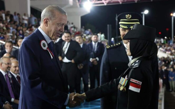 
					TERBAIK: Briptu Tiara Nissa usai menerima cinderamata mata dari Presiden Turki, Recep Tayyib Erdogan. (foto: Moh. Rois)