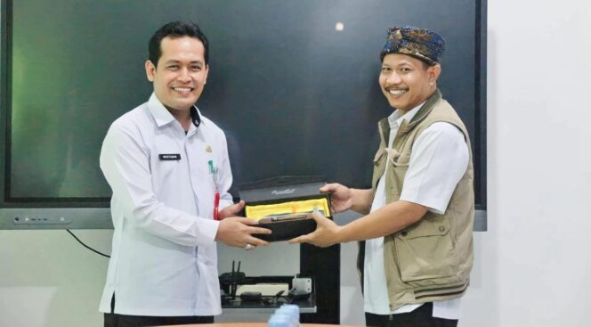 
					Plt. Kadis Kominfo Lumajang, Mustaqim dan Kadis Kominfo Kab. Probolinggo, Yulius Christian (mengenakan rompi). (foto: Asmadi)
