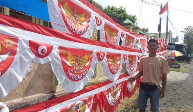 
					SEPI: Salah satu oenjual bendera merah putih di Jl. Brigjen Katamso Lumajang. (foto: Asmadi)