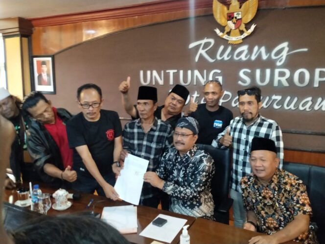 
					DUKUNG: Massa AWUR memberikan dukungan agar Pemkot Pasuruan melanjutkan proyek JLU. (foto: Moh. Rois)