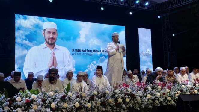 
					ARAHAN: Wali Kota Probolinggo Hb. Hadi ZA memberikan sambutan dalam Kota Probolinggo Bersholawat. (foto: Hafiz Rozani)