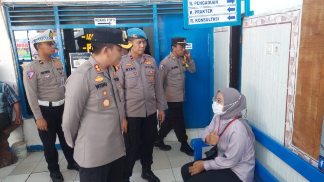 
					Kapolres Probolinggo, AKBP Wisnu Wardana bertanya ke pemohon SIM.