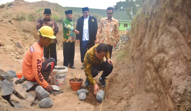
					BANGUN MASJID: Bupati Lumajang, Thoriqul Haq, memimpin peletakan batu pertama pembangunan masjid di BSD. (foto: Asmadi).