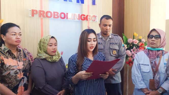 
					MINTA MAAF: Tik-toker, Luluk Sofiatul Jannah, membaca permintaan maaf atas perundungan yang dilakukannya pada siswi SMKN 1 Kota Probolinggo. (foto: Hafiz Rozani)