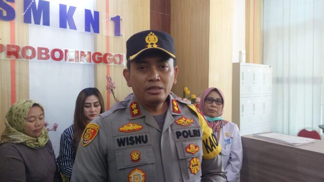 
					Kapolres Probolinggo, AKBP Wisnu Wardana seusai melakukan mediasi.