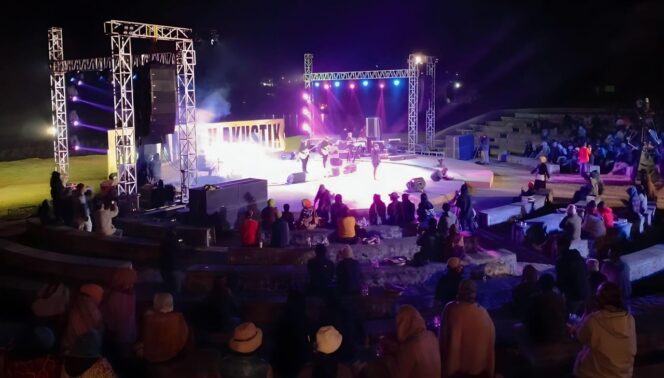 
					SERU: Mahameru Akustik yang digelar di Amphitheater Ranupani sukses pukau penonton. (foto: Asmadi)