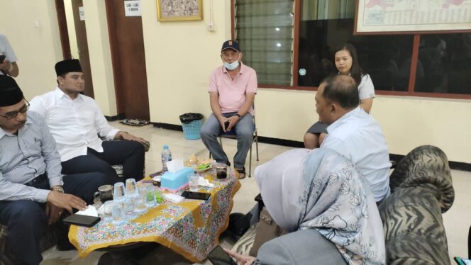 
					SHARING: Anggota DPRD Kab. Probolinggo saat sharing soal tembakau dengan pihak Gudang Tembakau. (foto: Dok)