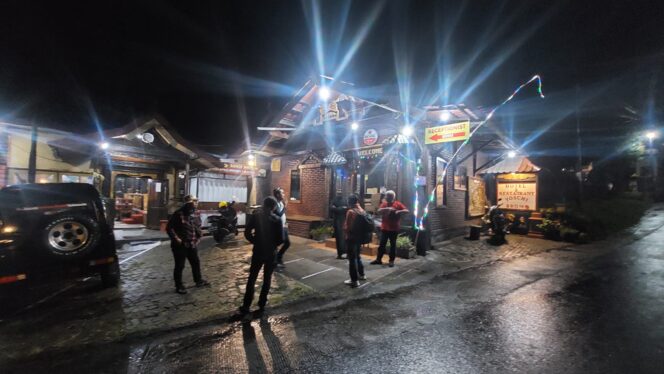 
					Wisatawan di depan salah satu hotel di Bromo.