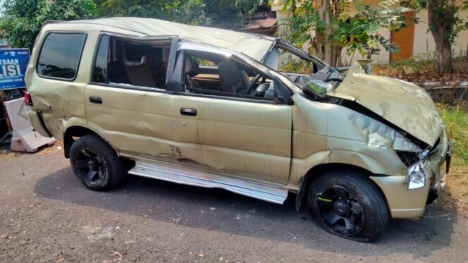 
					TERGULING: Isuzu Panther yang terlibat kecelakaan di By Pas Pandaan Pasuruan. (foto: Moh. Rois)