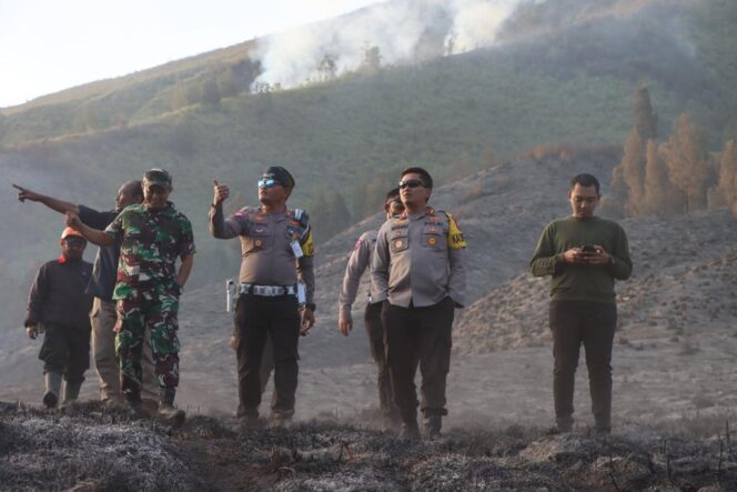 
					CEK: Aparat gabungan saat mengecek kondisi Bukit Teletubbies Bromo. (foto: Hafiz Rozani)