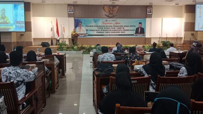 
					TASYAKURAN: Suasana Tasyakuran Akbar yang digelar PPPK di Ruang Madakaripura, Kantor Bupati Probolinggo. (foto: Haliza)
