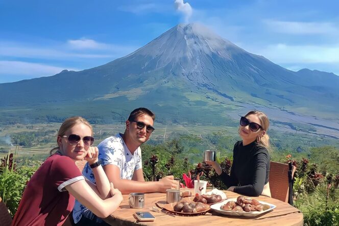 
					JUJUKAN: Tiga wisatawan mancanegara negara sedang menikmati wisata alam di Bukit Simbar Semeru. (foto: Pengelola Wisata Bukit Simbar)