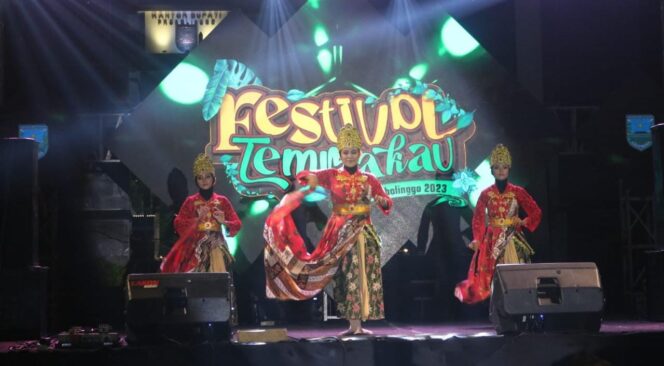 
					PERDANA: Tarian khas Probolinggo membuka Festival Tembakau yang digelar di Alun-alun Kraksaan. (foto: Ali Ya'lu)