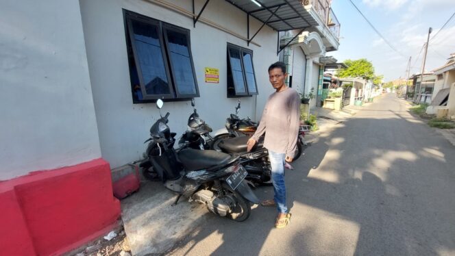 
					Pemilik motor, Rozikin menunjukkan lokasi motornya yang raib.