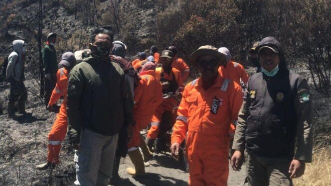 
					GABUNGAN: Petugas gabungan bubar usai kebakaran di Bukit Keciri berhasil dipadamkan. (foto: Moh. Rois)