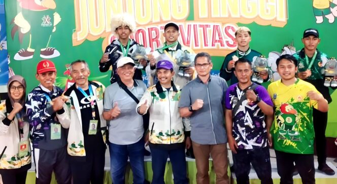 
					BANGGA: Atlit gulat dan tim pelatih foto bersama usai meraih medali perak di Porprov Jatim VIII 2023. (foto: Asmadi)