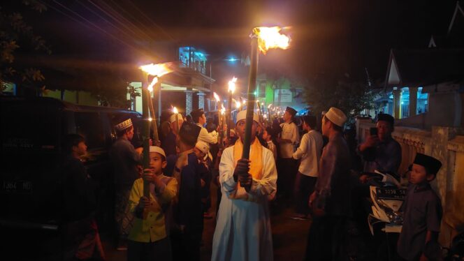 
					RABU BUNGKASAN: Pawai obor warnai tradisi Rabu Bungkasan di Kota Probolinggo. (foto: Hafiz Rozani)