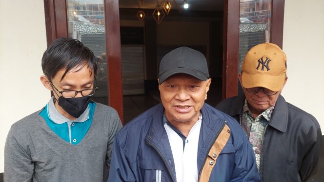 
					AMBIL LANGKAH HUKUM: Tersangka dan 5 saksi kasus karhutla Bromo, berencana polisikan TNBTS melalui kuasa hukumnya, Mustaji. (foto: Hafiz Rozani)