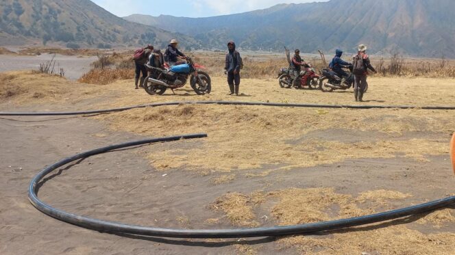 
					DIPERBAIKI: Warga Tosari, Pasuruan, berusaha memperbaiki saluran air di kawasan Bromo. (foto: Hafiz Rozani)