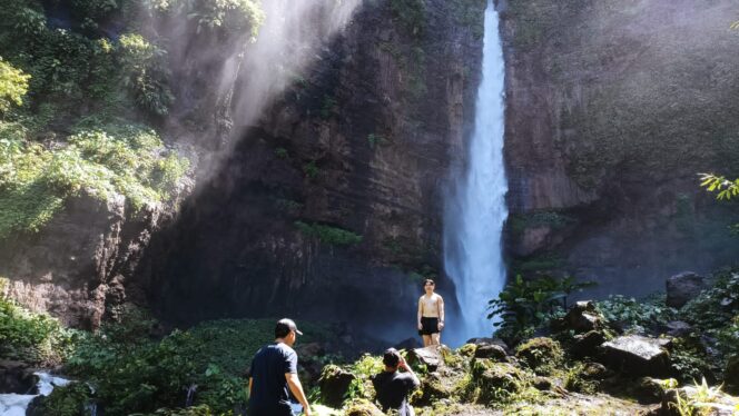 
					HEALING: Sejumlah wisatawan sedang menikmati eksotika alam Air Terjun Kapas Biru di Desa Pronojiwo, Lumajang. (foto: Asmadi)