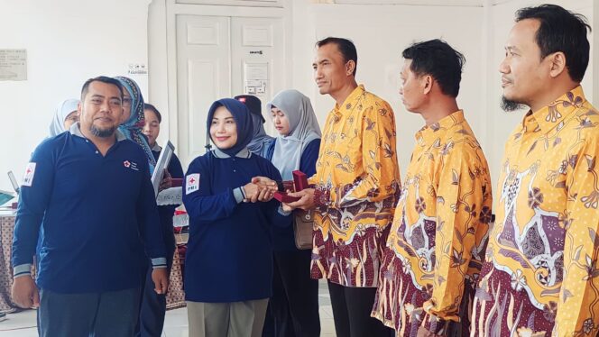 
					APRESIASI: Pemberian penghargaan kepada relawan donor darah di Kota Probolinggo. (foto: Hafiz Rozani).
