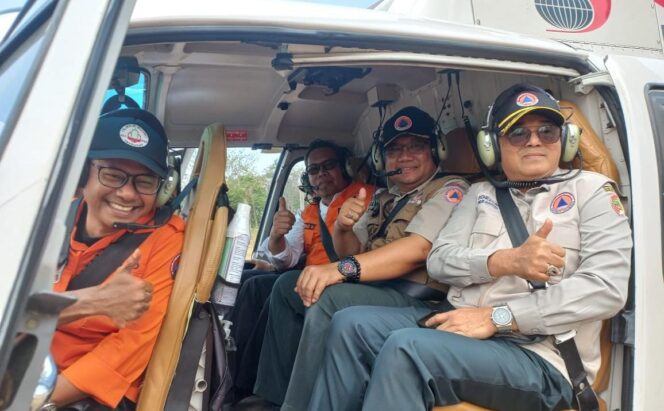 
					PANTAU: Pemantauan titik api via udara oleh 4 Kalaksa BPBD di wilayah lereng Arjuno. (foto: Moh. Rois)
