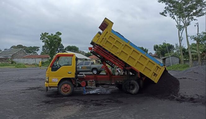 
					DIBELI: Truk pasir beroperasi di area Stockpile Terpadu Lumajang, yang lahannya masih status sewa. (foto: Asmadi)