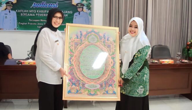 
					APRESIASI: Wakil Bupati Lumajang, Indah Amperawati, menerima kaligrafi raksasa dari LPTQ Lumajang. (foto: Asmadi)