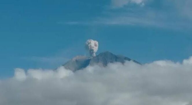 
					ERUPSI: Gunung Semeru di Kabupaten Lumajang erupsi berupa lontaran abu vulkanis setinggi 700 meter. (foto: Asmadi)