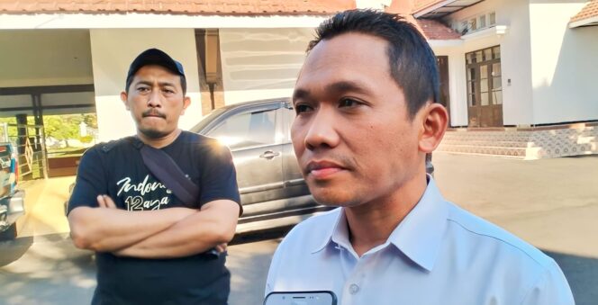 
					KOMITMEN: Bupati Lumajang, Thoriqul Haq, menyebut ia sudah satu komitmen dengan Wabup Indah Amperawati dalam Pemilukada Lumajang 2024. (foto: Asmadi)