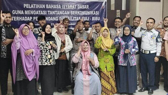
					Permudah Komunikasi Disabilitas, Pertuni Latih Bahasa Isyarat
