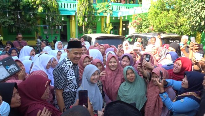 
					JADI REBUTAN: Bacapres Ganjar Pranowo jadi rebutan warga yang ingin berswafoto dan salaman. (foto: Moh. Rois)