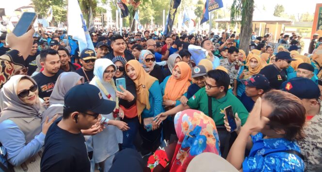 
					HARU: Wabup Lumajang, Indah Amperawati, dikerubuti warga jelang pindah dari rumah dinas ke kediaman pribadi. (foto: Asmadi)