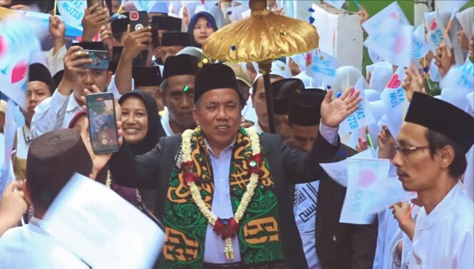 
					KEMBALI KE PESANTREN: Gus Mujib dalam acara pisah sambut purna tugas di Ponpes Al-Yasini, Dusun Areng-areng, Desa Sambisirah, Wonorejo, Pasuruan. (foto: Moh. Rois)