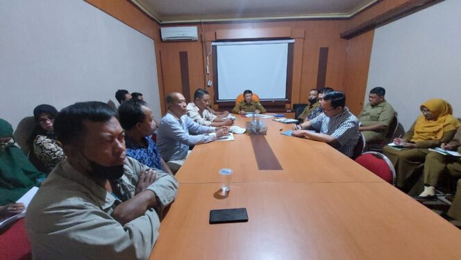 
					Mediasi kedua belah pihak di ruangan kantor Disperinaker.