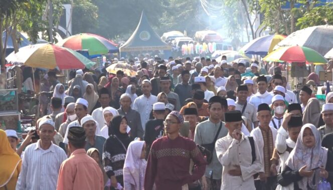 
					BANJIR MANUSIA: Ratusan ribu jamaah sesaki area haul Kiai Hamid Pasuruan. (foto: Moh. Rois)