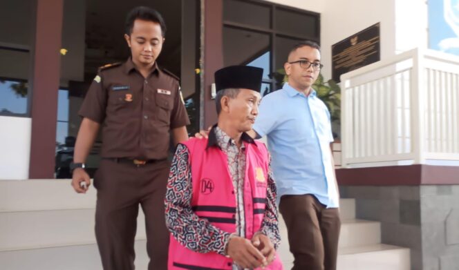
					DITAHAN: Kades Keboncandi, Ahmad Makhrus, digelandang petugas kejaksaan ketahanan. (foto: Moh. Rois)