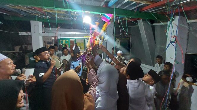 
					SERU: Warga Dringu berebut aneka alat dapur pada acara Maulid Nabi Muhammad SAW. (foto: Hafiz Rozani)