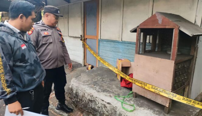 
					CEK: Anggota Polsek Prigen mengecek lokasi penemuan jasad bayi di Jl. Merbabu, Kelurahan Prigen. (foto: Moh. Rois)