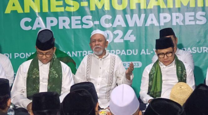 
					SAFARI POLITIK: Anies Baswedan dan A. Muhaimin Iskandar saat kunjungan ke Ponpes Al Yasini, Pasuruan. (foto: Moh. Rois).