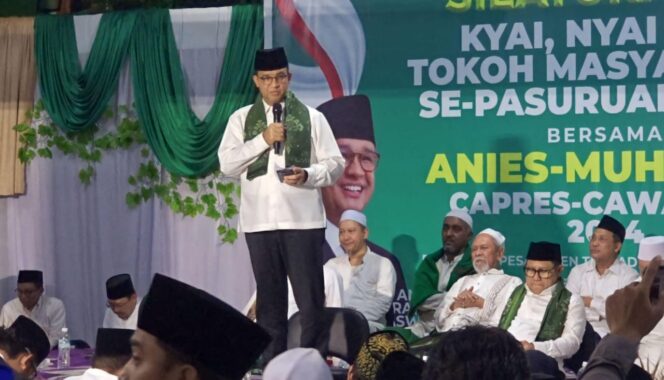 
					CURHAT: Bacapres Anies Baswedan curhat saat berpidato di Ponpes Al Yasini Pasuruan. (foto: Moh. Rois)