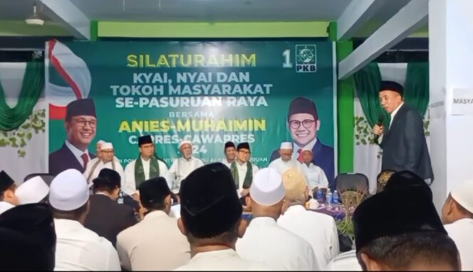 
					DUKUNG: KH. Abd. Mujib Imron (berdiri pegang mic) saat sambutan menyambut kedatangan pasangan AMIN. (foto: Moh. Rois)
